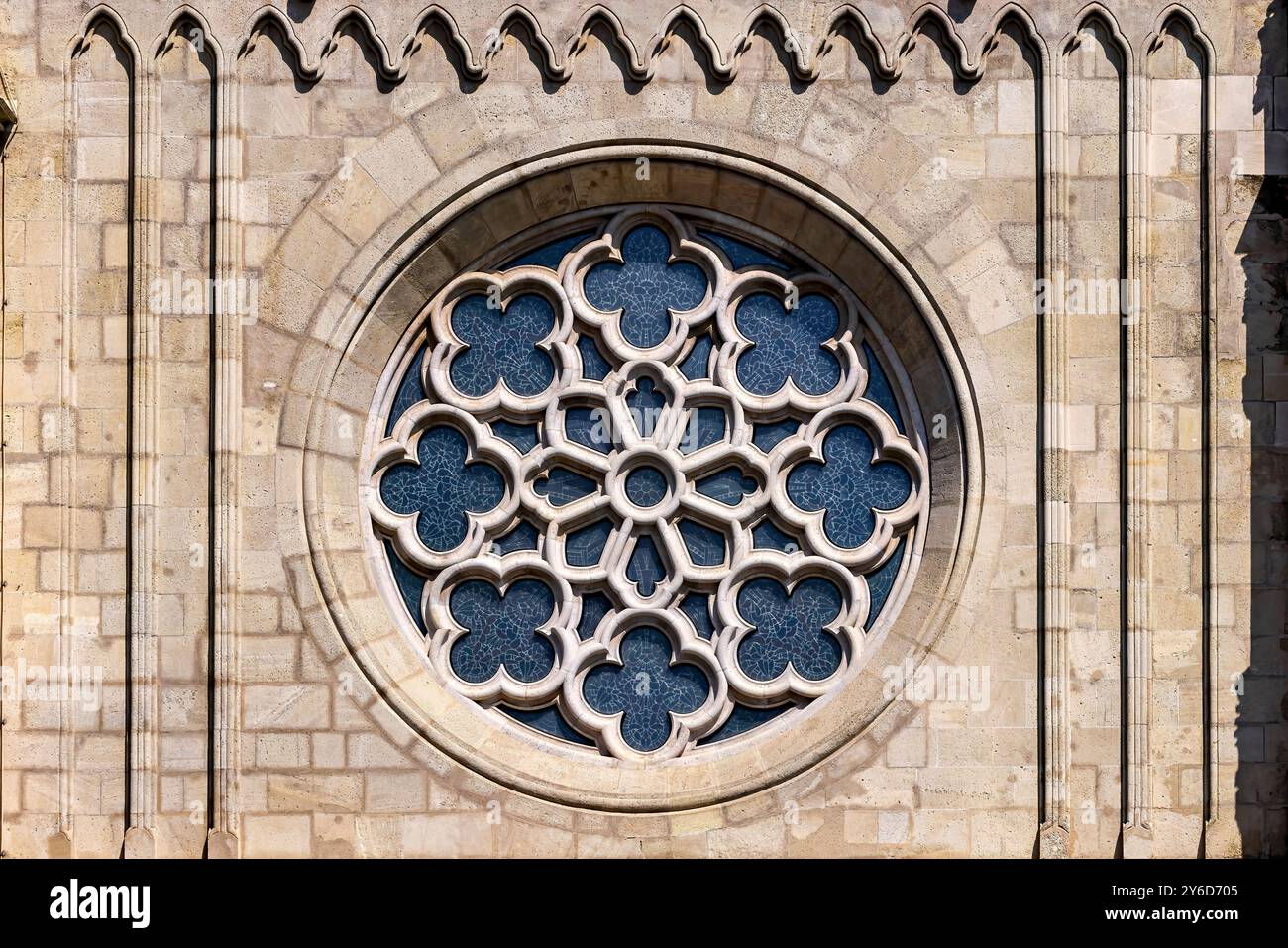 Das Fenster der Matthiaskirche in Budapest Stockfoto