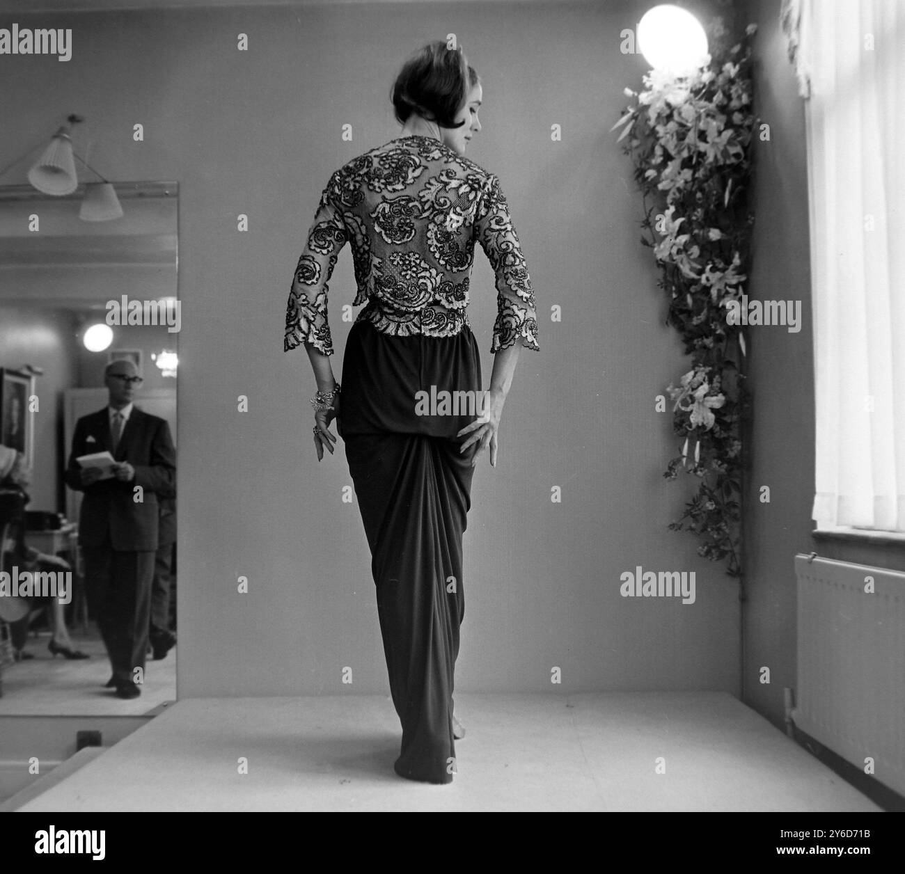 JANE TUCKWELL MODELLIERT MODEDESIGN VON ANGELE DELANGHE IN LONDON; 20. JULI 1963 Stockfoto