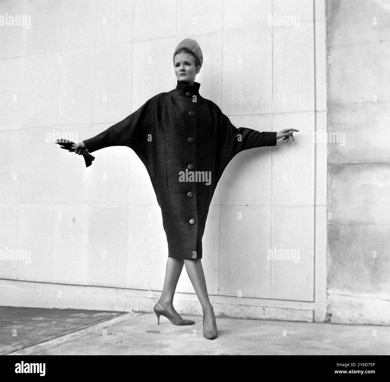 BRIDGET DALY MODELS A COAT HERALD - WINTERMODE KOLLEKTION VON LACHASSE / ; 18. JULI 1963 Stockfoto