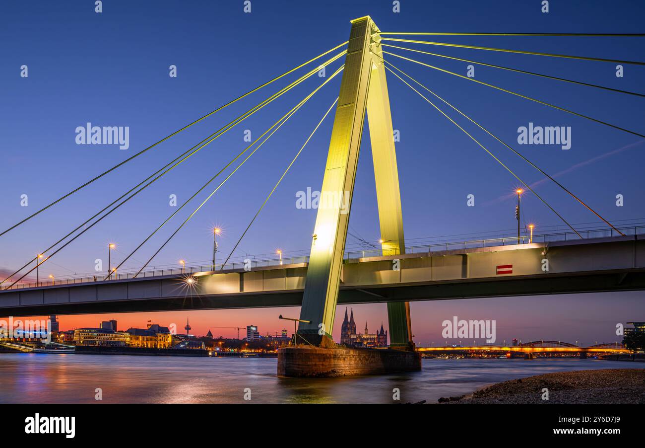 Köln, Deutschland - 18. September 2024: Severinbrücke und Kölner Dom gegen Sonnenuntergang am 18. September 2024 in Deutschland, Europa Stockfoto