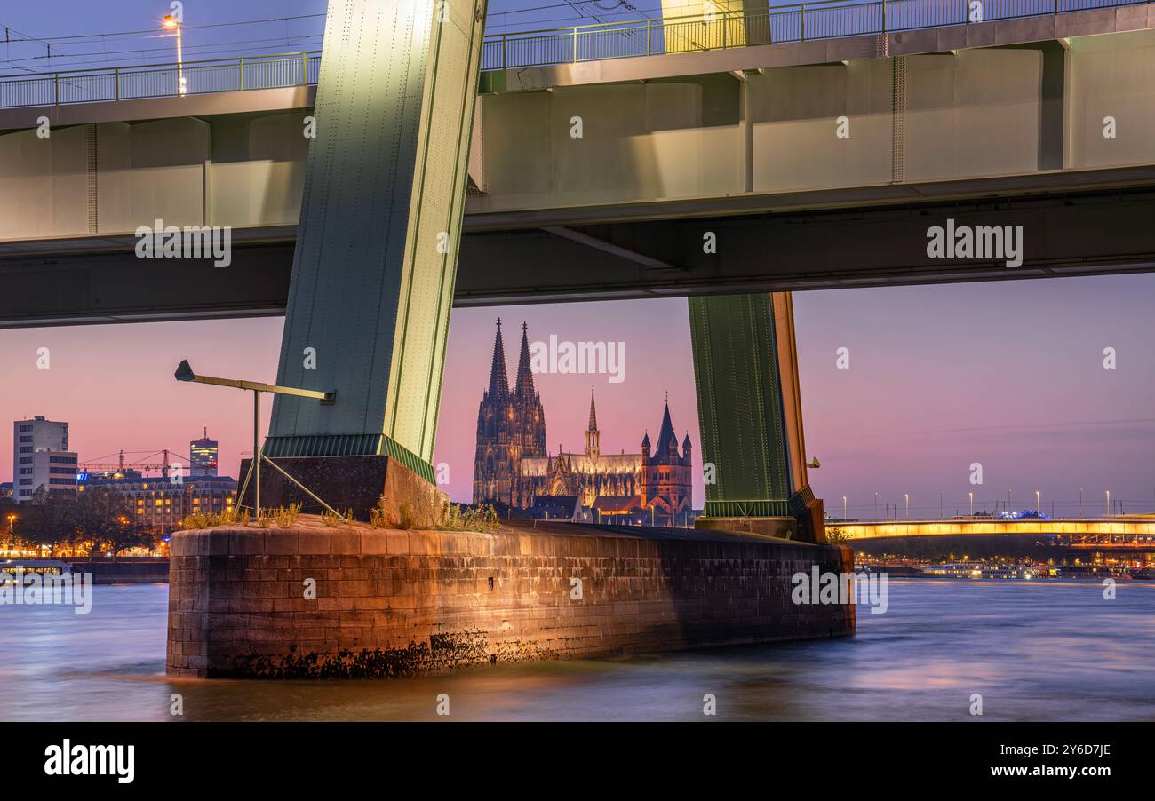 Köln, Deutschland - 18. September 2024: Severinbrücke und Kölner Dom gegen Sonnenuntergang am 18. September 2024 in Deutschland, Europa Stockfoto
