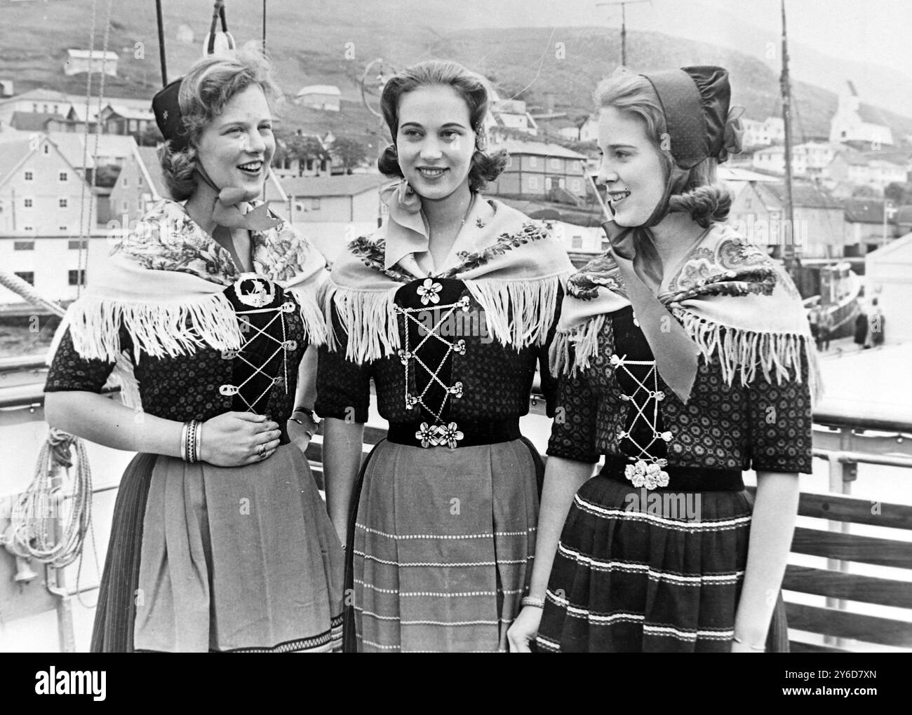 PRINZESSINNEN MARGRETHE, BENEDIKTE UND ANNE-MARIE IN NATIONALKOSTÜMEN, FÄRÖER-INSELN / ; 13. JULI 1963 Stockfoto