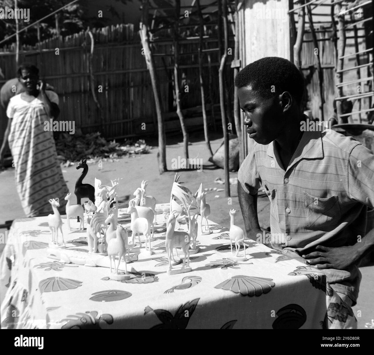 EINHEIMISCHE KÜNSTLER VON LUANDA IN ANGOLA; 11. JULI 1963 Stockfoto