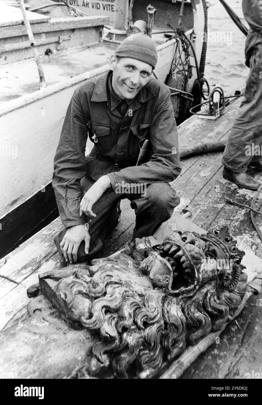 AM 11. JULI 1963 FAND DER TAUCHER LENNART CARLBOM MIT EINEM GILDENLÖWEN AUF DEM FUNDORT DES WIEDERGEWONNENEN SCHWEDISCHEN KRIEGSSCHIFFS VASA, DAS 300 JAHRE NACH SEINER VERSENKUNG IN DER TIEFSEE VOR STOCKHOLM, SCHWEDEN, GEFUNDEN WURDE. Stockfoto
