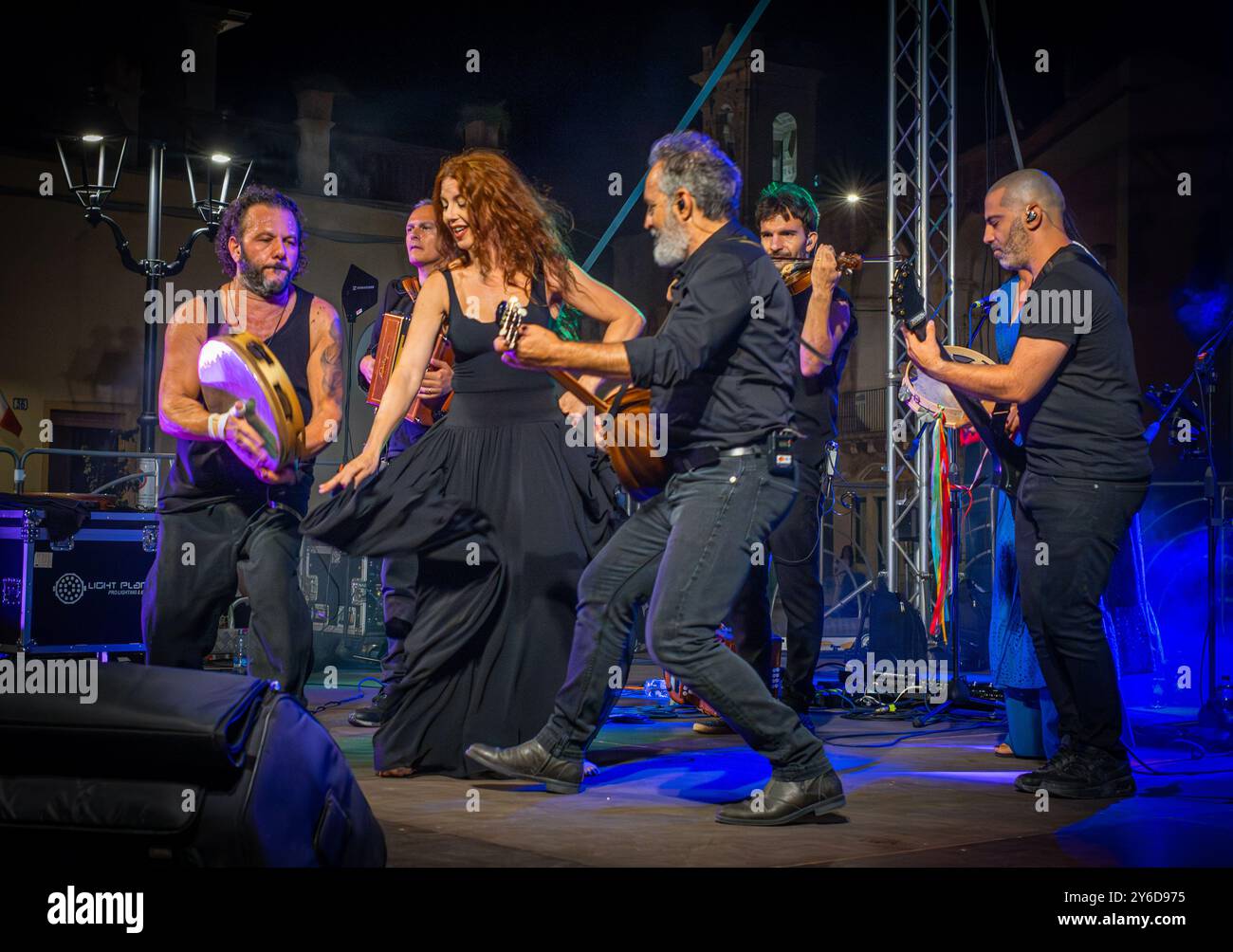 Mauro Durante (Rear) und seine Band Canzoniere Grecanico Salentino (CGS) treten in Alessano, Provinz Lecce, Apulien auf. Italien. Die Band spielt Pizzica Stockfoto