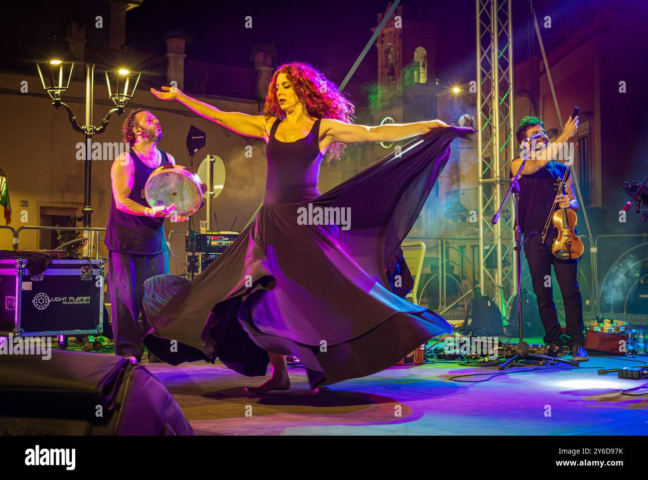 Mauro Durante (R) und seine Band Canzoniere Grecanico Salentino (CGS) treten in Alessano, Provinz Lecce, Apulien auf. Italien. Die Band spielt Pizzica, o Stockfoto