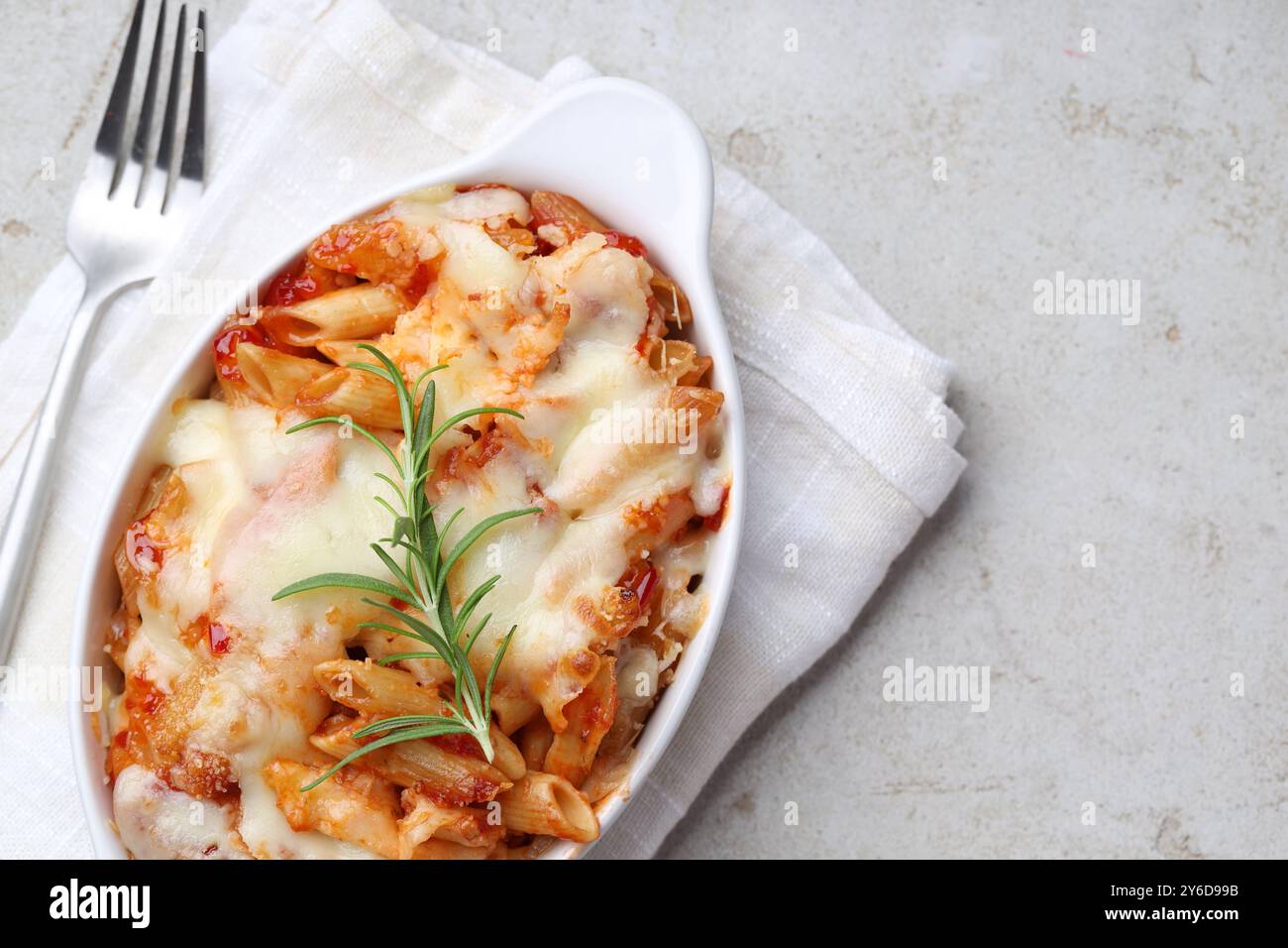 Köstliche al-Forno-Pasta in Backform auf einem hellen Tisch, Blick von oben Stockfoto