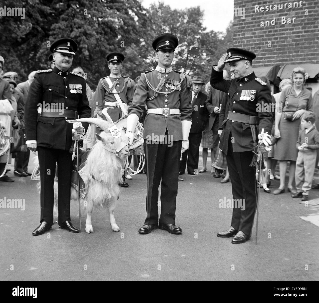 WELCH REGIMENT MIT MASKOTTCHEN ZIEGE / ; 3. JULI 1963 Stockfoto