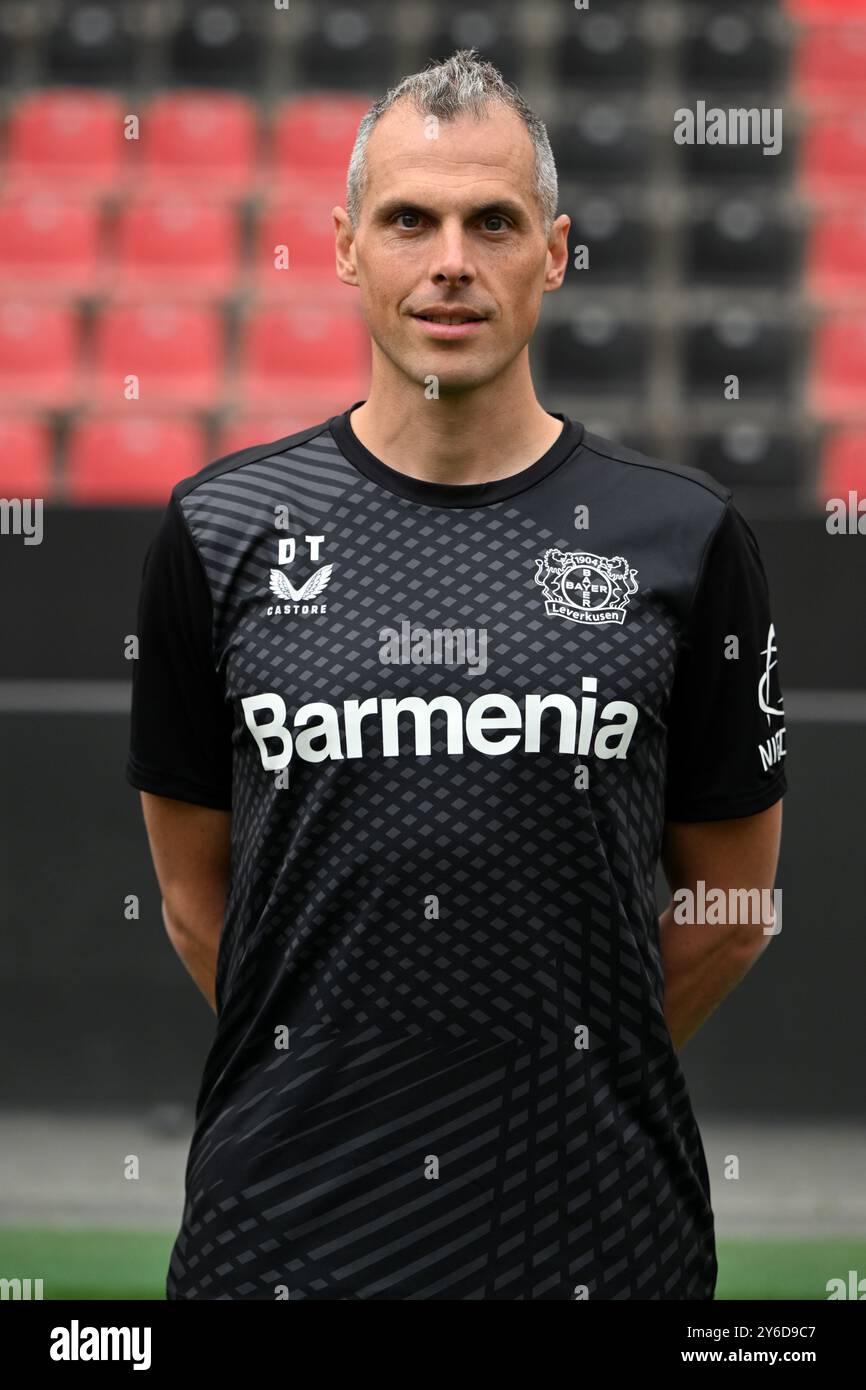 Leverkusen, Deutschland. September 2024. Leverkusens David Thiel - Torwarttrainer Credit: Federico Gambarini/dpa - WICHTIGER HINWEIS: Gemäß den Vorschriften der DFL Deutschen Fußball Liga und des DFB Deutschen Fußball-Bundes ist es verboten, im Stadion und/oder im Spiel aufgenommene Fotografien in Form von sequenziellen Bildern und/oder videoähnlichen Fotoserien zu verwenden./dpa/Alamy Live News Stockfoto