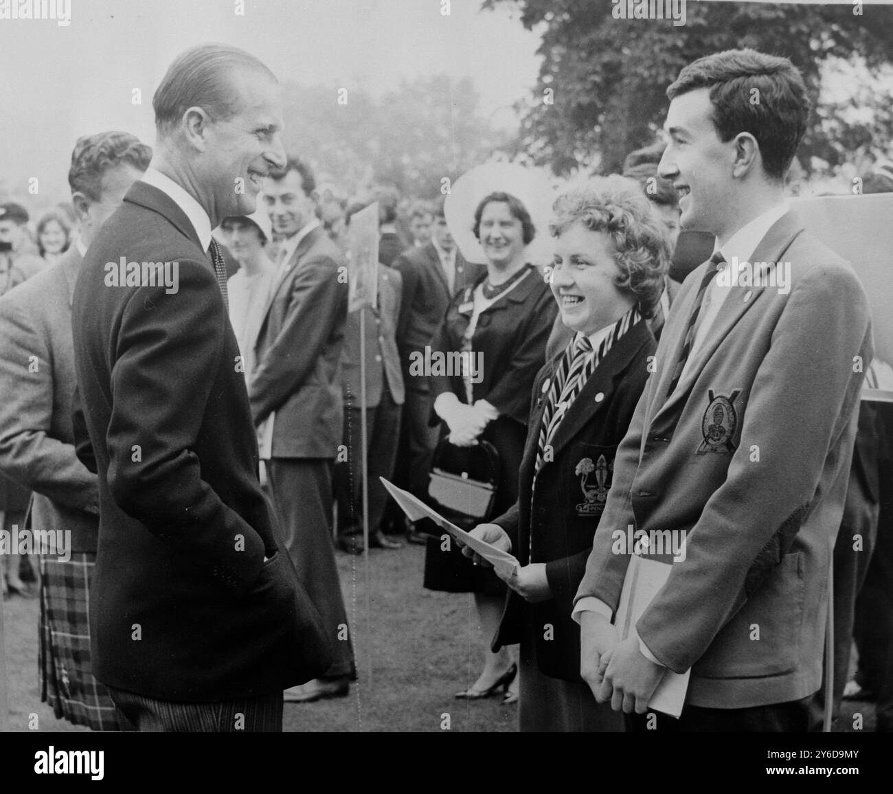 DUKE OF EDINBURGH PRINCE PHILIP ÜBERREICHT SEINE AUSZEICHNUNGEN AN CHRISTINE TWEEDIE UND ANDREW HILL IN SCHOTTLAND / ; 2. JULI 1963 Stockfoto