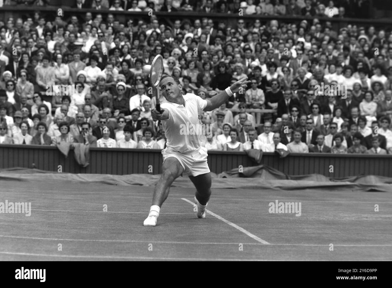 TENNISSPIELER CHUCK MCKINLAY IN AKTION BEI WIMBLEDON 77. ALL ENGLAND RASEN TENNIS CHAMPIONSHIPS IN LONDON; 1. JULI 1963 Stockfoto