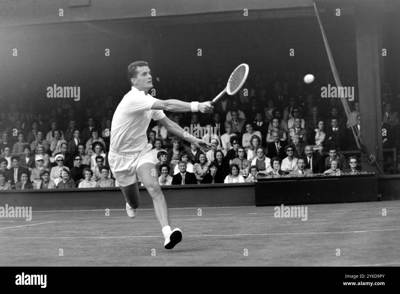 WILLY BUNGERT TENNISSPIELER IN AKTION IN WIMBLEDON 77. ALL ENGLAND RASEN TENNIS CHAMPIONSHIPS IN LONDON; 1. JULI 1963 Stockfoto