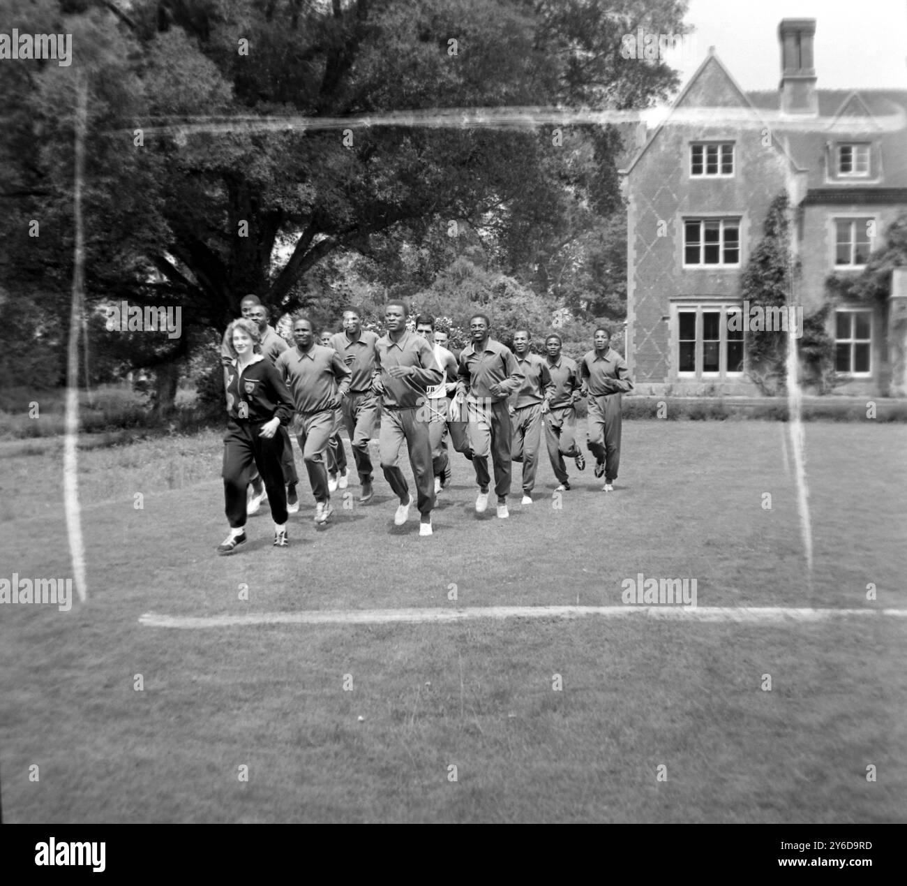 JUDY FARR FÜHRT DEN WEG FÜR DAS SÜDAFRIKANISCHE LEICHTATHLETIKTEAM IN TIMSBURY MANOR; 2. JULI 1963 Stockfoto