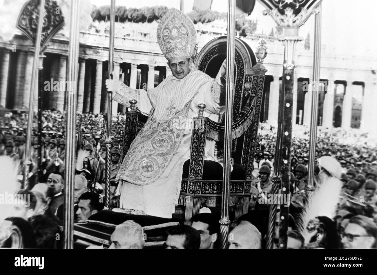 1. JULI 1963 DIE KRÖNUNG VON PAPST PAUL VI., ALS ER ÜBER DEN PLATZ IN ROM, ITALIEN, GETRAGEN WIRD. Stockfoto