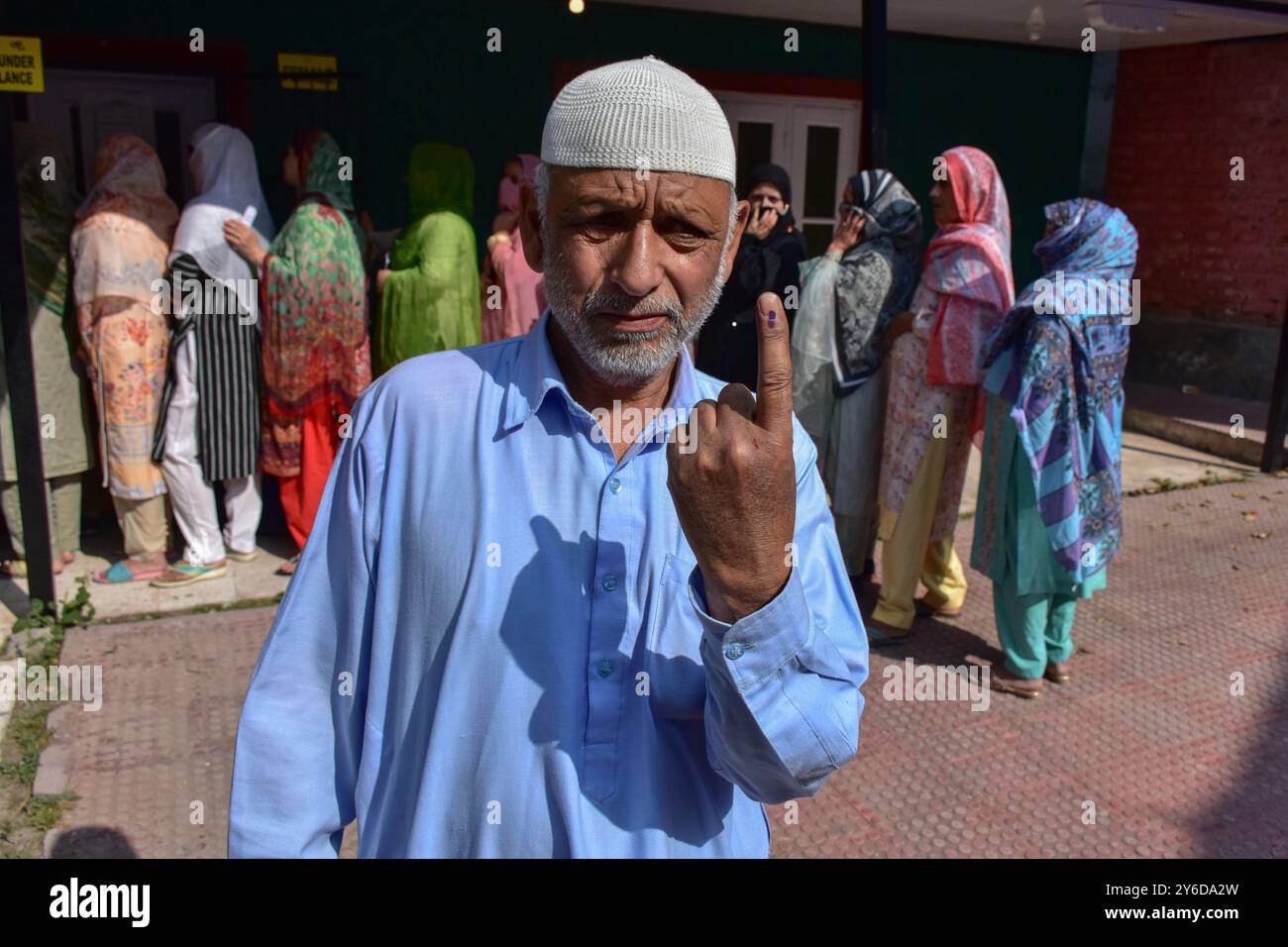 Srinagar, Indien. September 2024. Ein kaschmirischer Wähler zeigt seinen farbigen Finger, nachdem er in der zweiten Phase der Parlamentswahlen in Srinagar, der Sommerhauptstadt von Jammu und Kaschmir, seine Stimme abgegeben hat. (Foto: Saqib Majeed/SOPA Images/SIPA USA) Credit: SIPA USA/Alamy Live News Stockfoto