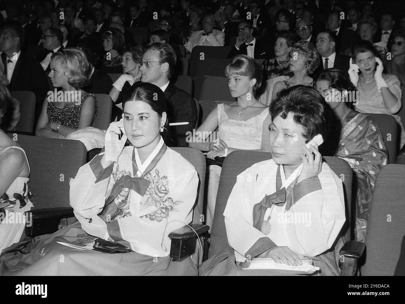 KOREANISCHES PUBLIKUM BEIM INTERNATIONALEN FILMFESTIVAL IN BERLIN / ; 24. JUNI 1963 Stockfoto