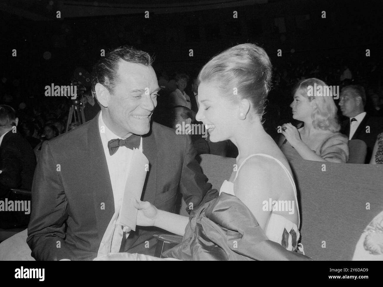 EDDIE CONSTANTINE UND DAPHNE DALE BEIM INTERNATIONALEN FILMFESTIVAL IN BERLIN / ; 24. JUNI 1963 Stockfoto