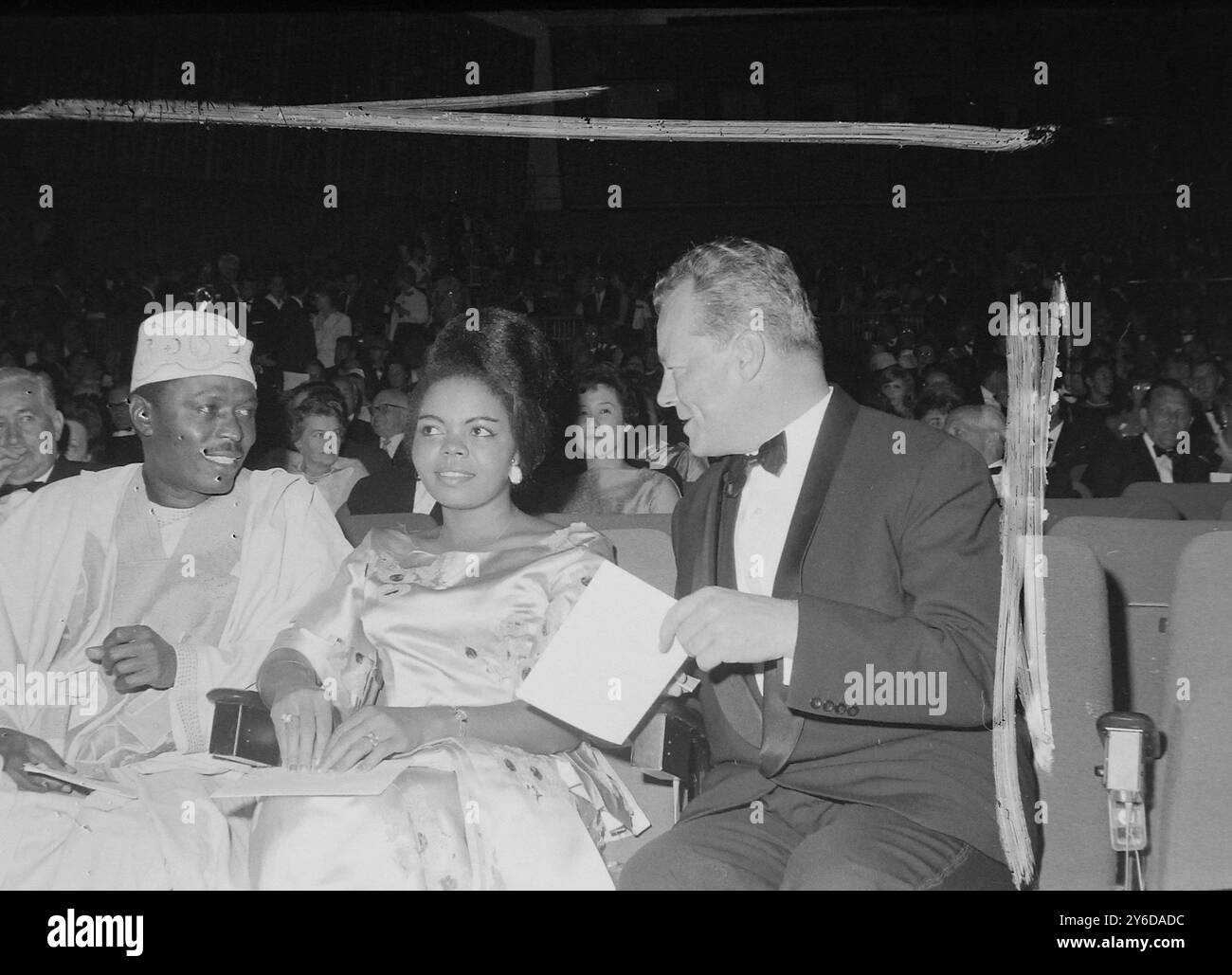 WILLY BRANDT MIT T OS BENSON UND EHEFRAU BEIM INTERNATIONALEN FILMFESTIVAL IN BERLIN; 24. JUNI 1963 Stockfoto