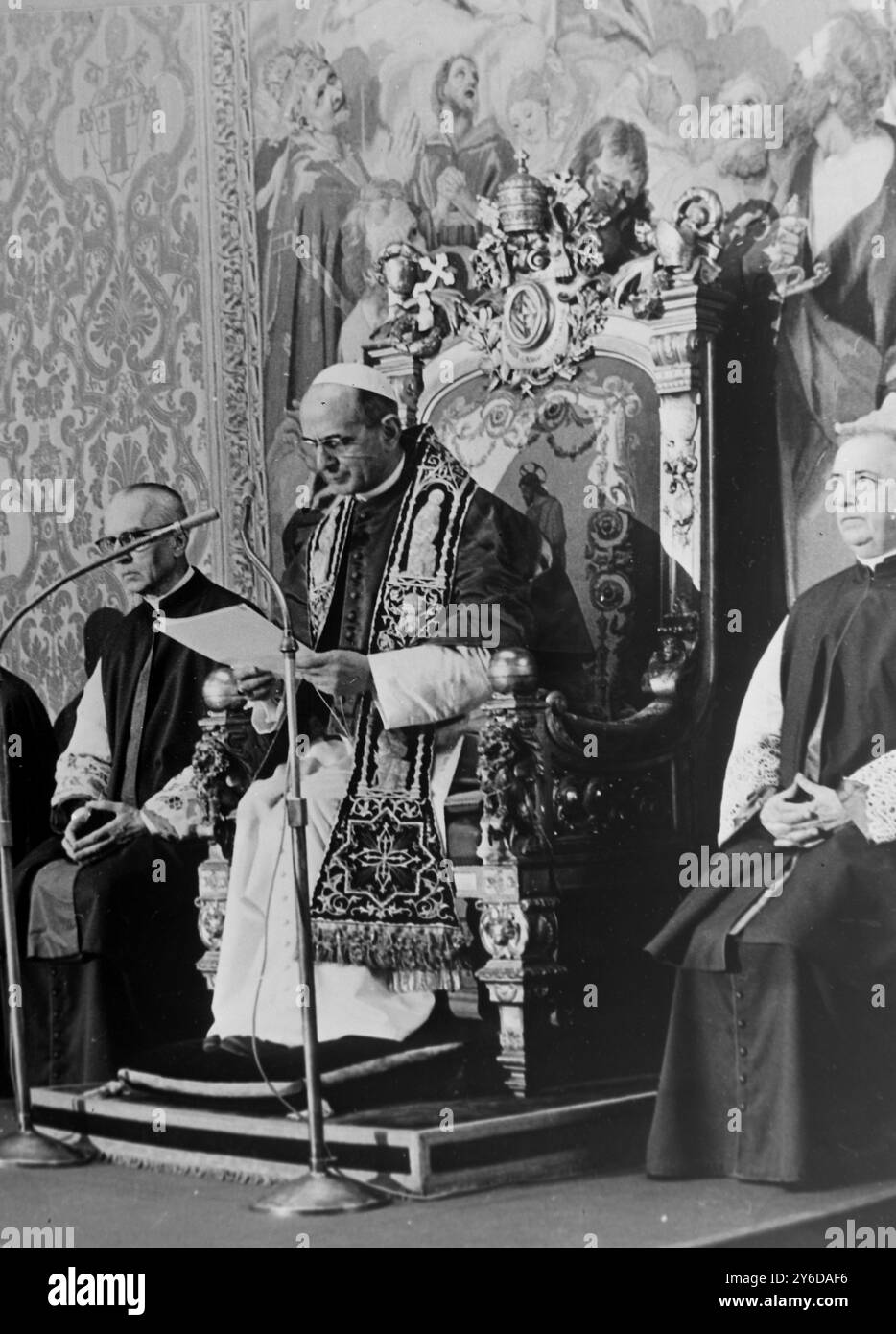 DER NEUE PAPST IST KARDINAL GIOVANNI BATTISTA MONTINI – PAPST PAUL VI. IN ROM, ITALIEN; 25. JUNI 1963 Stockfoto