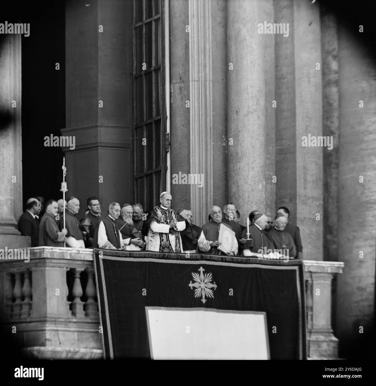 DER NEUE PAPST IST KARDINAL GIOVANNI BATTISTA MONTINI – PAPST PAUL VI. IN ROM, ITALIEN; 22. JUNI 1963 Stockfoto