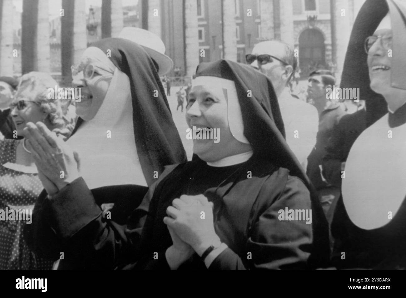 GLÜCKLICHE NONNEN – DER NEUE PAPST IST KARDINAL GIOVANNI BATTISTA MONTINI IN VATIKANSTADT, ROM, ITALIEN; 21. JUNI 1963 Stockfoto
