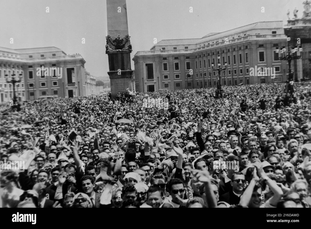 DER NEUE PAPST IST KARDINAL GIOVANNI BATTISTA MONTINI – PAPST PAUL VI. IN ROM, ITALIEN; 21. JUNI 1963 Stockfoto