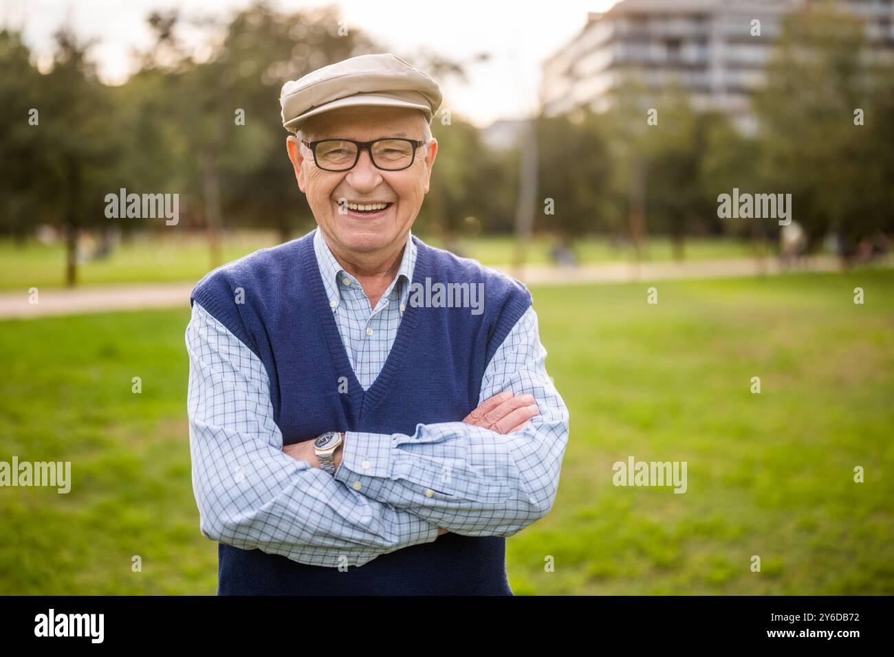 Porträt eines glücklichen älteren Mannes im Park am sonnigen Tag. Stockfoto