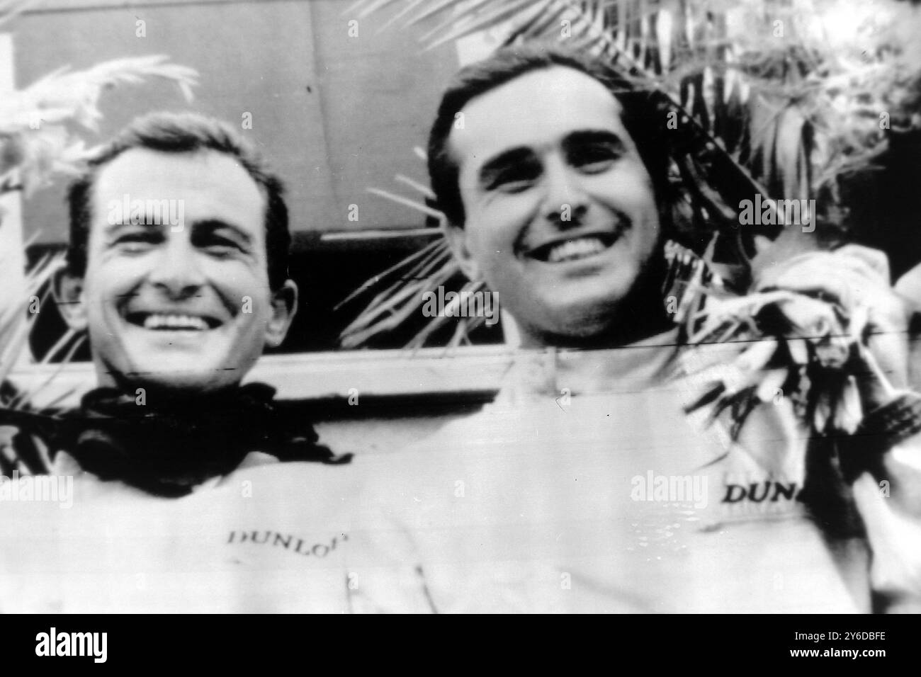 DIE ITALIENISCHEN FAHRER LUIGI SCARFIOTTI UND LORENZO BANDINI GEWINNEN BEIM 24-STUNDEN-RENNEN VON LE MANS IN FRANKREICH / ; 16. JUNI 1963 Stockfoto