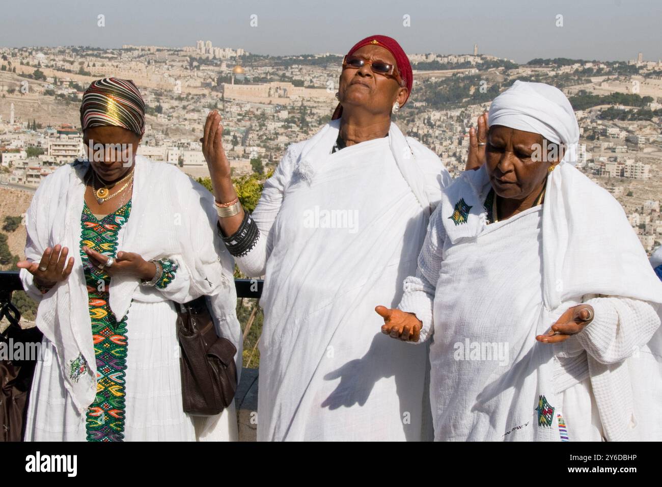 Äthiopische Frauen in traditioneller Kleidung, Mitglieder der jüdischen Gemeinde Beta Israel, beten während der jährlichen Feier von Sigd in Jerusalem. Stockfoto