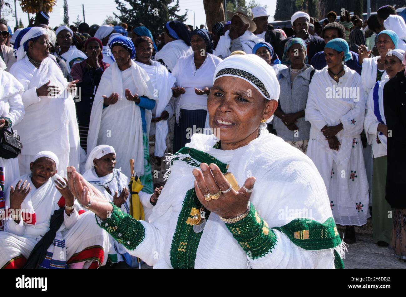 Äthiopische Frauen in traditioneller Kleidung, Mitglieder der jüdischen Gemeinde Beta Israel, beten während der jährlichen Feier von Sigd in Jerusalem. Stockfoto