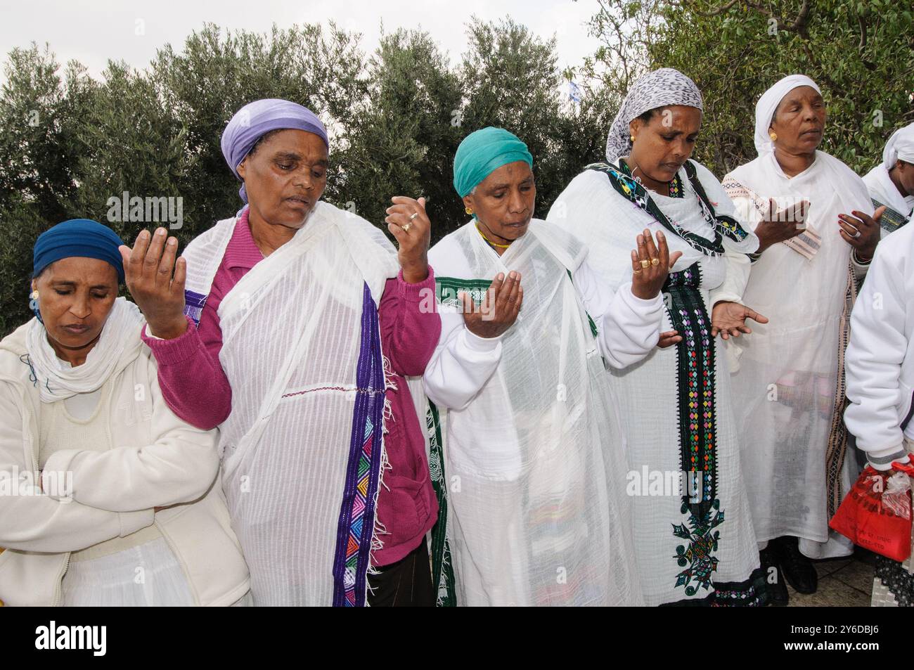 Äthiopische Frauen in traditioneller Kleidung, Mitglieder der jüdischen Gemeinde Beta Israel, beten während der jährlichen Feier von Sigd in Jerusalem. Stockfoto