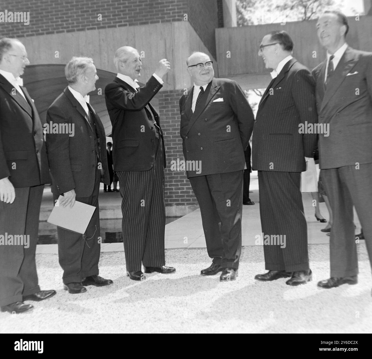 BRITISCHER PREMIER HAROLD MACMILLAN MIT PAUL HENRI SPAAK UND BELGISCHEN MINISTERN IN BRIGHTON / ; 11. JUNI 1963 Stockfoto