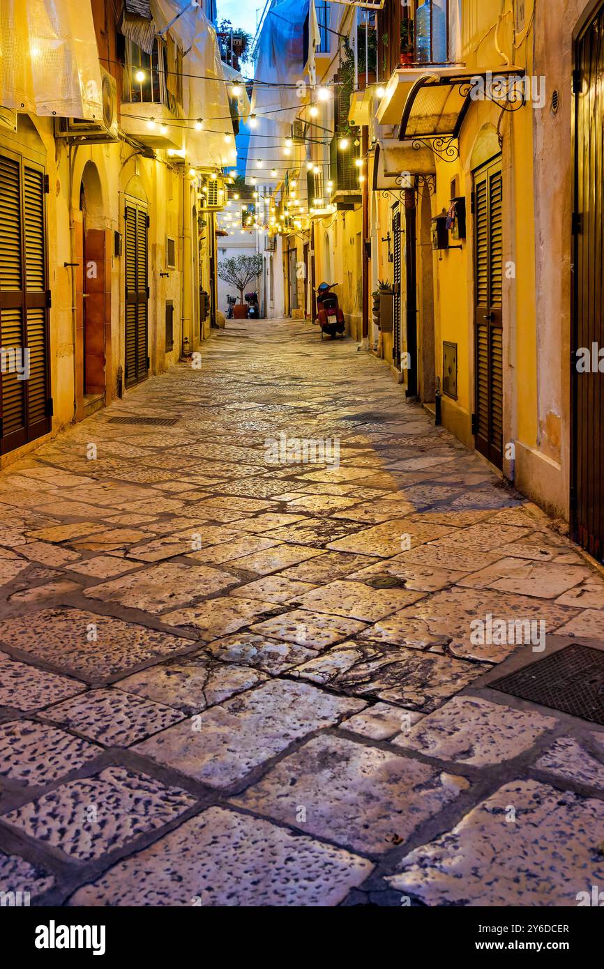 Abendblick auf die Strada Santa Lucia in Bari Vecchia, Bari, Italien Stockfoto