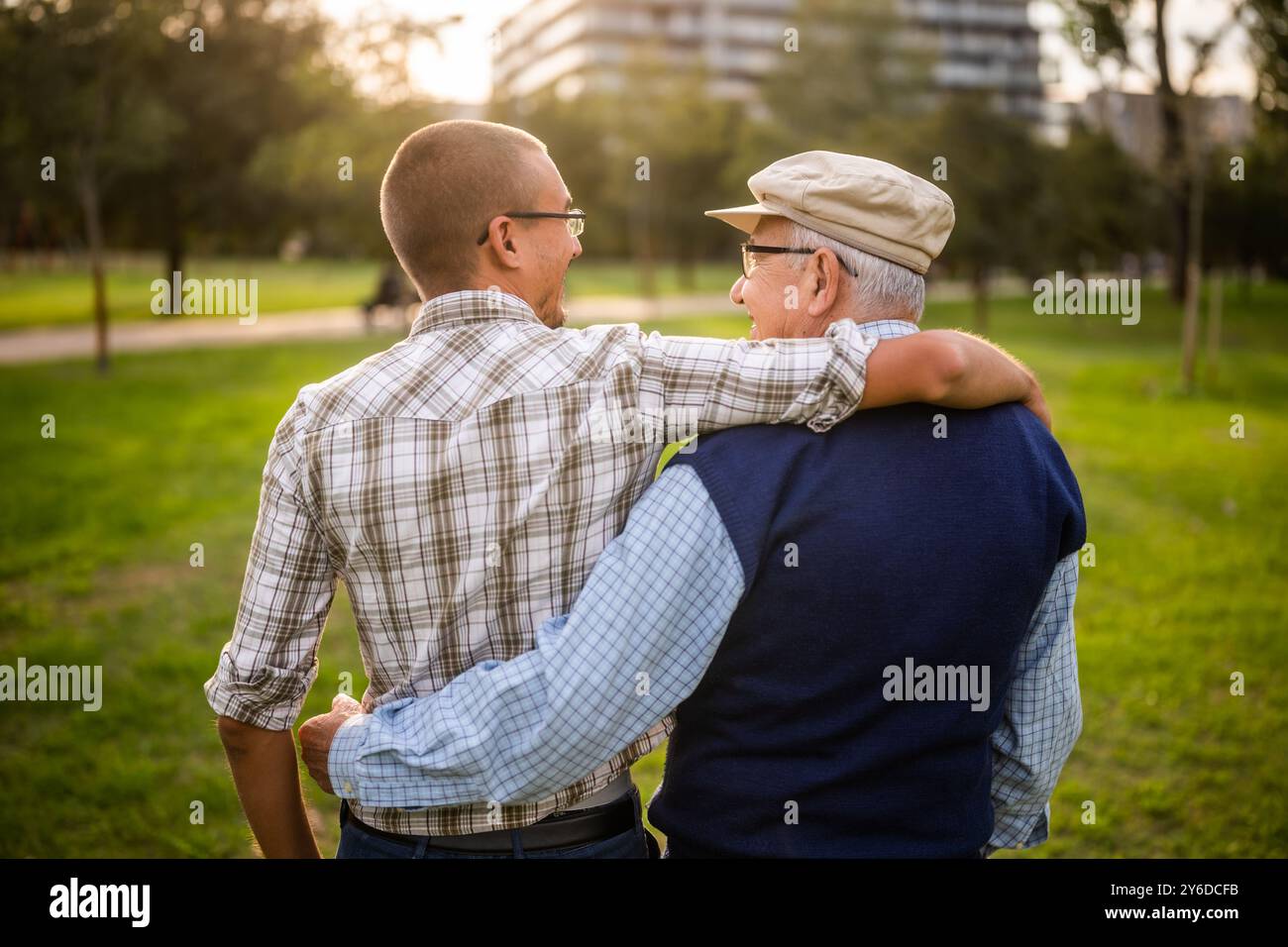 Rückansicht Porträt von glücklichem Großvater und Enkel im Park. Stockfoto