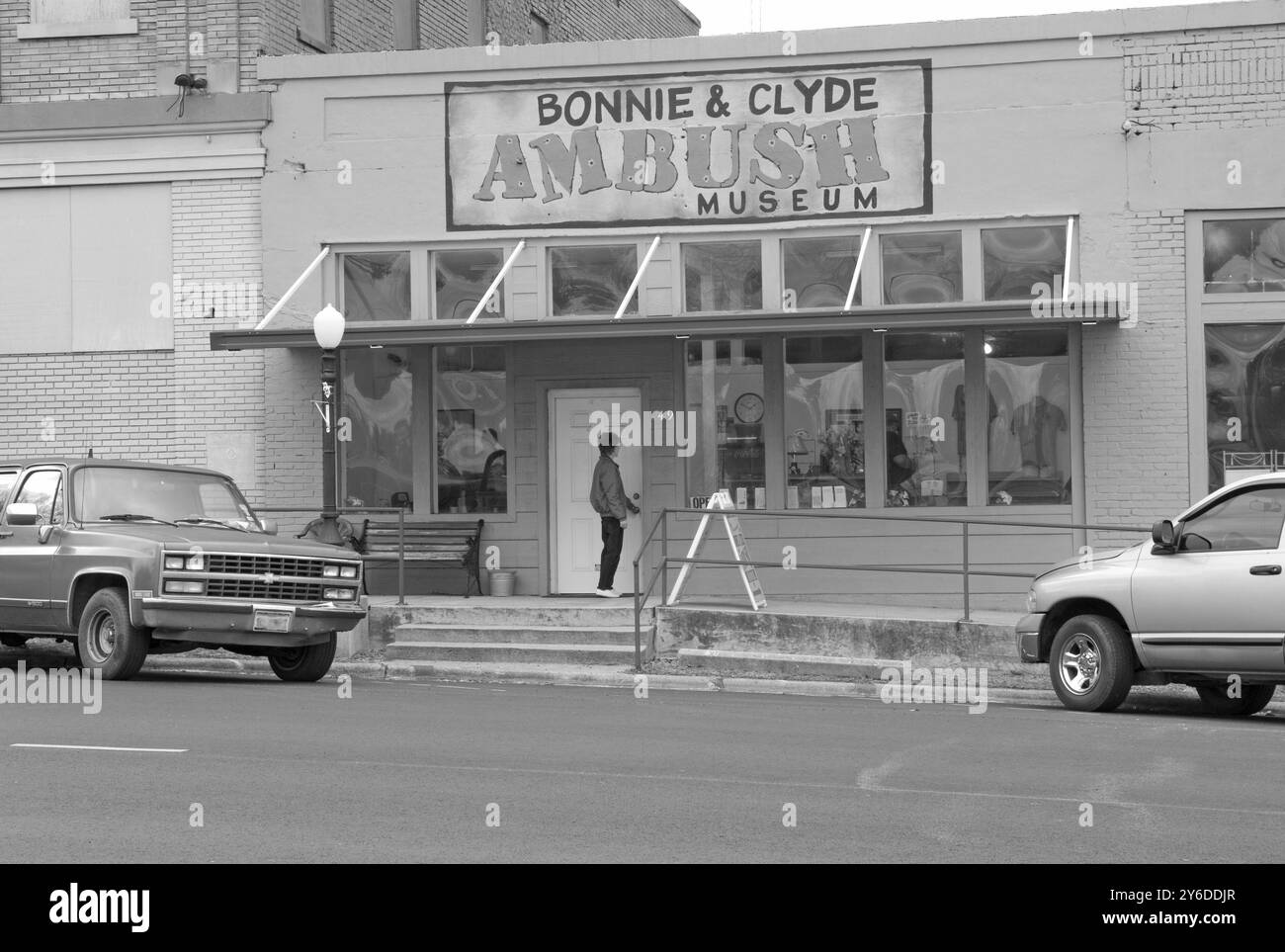 Eine weibliche Touristin, die das Bonnie & Clyde Ambush Museum besucht, wo die berüchtigten Gesetzlosen ihre letzte Mahlzeit in Gibsland, Louisiana, USA, aßen. Stockfoto