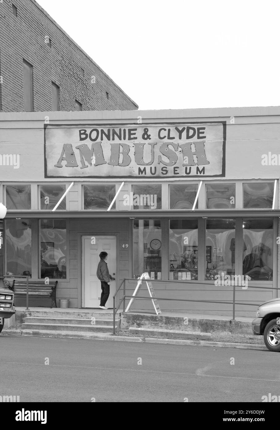 Eine weibliche Touristin, die das Bonnie & Clyde Ambush Museum besucht, wo die berüchtigten Gesetzlosen ihre letzte Mahlzeit in Gibsland, Louisiana, USA, aßen. Stockfoto