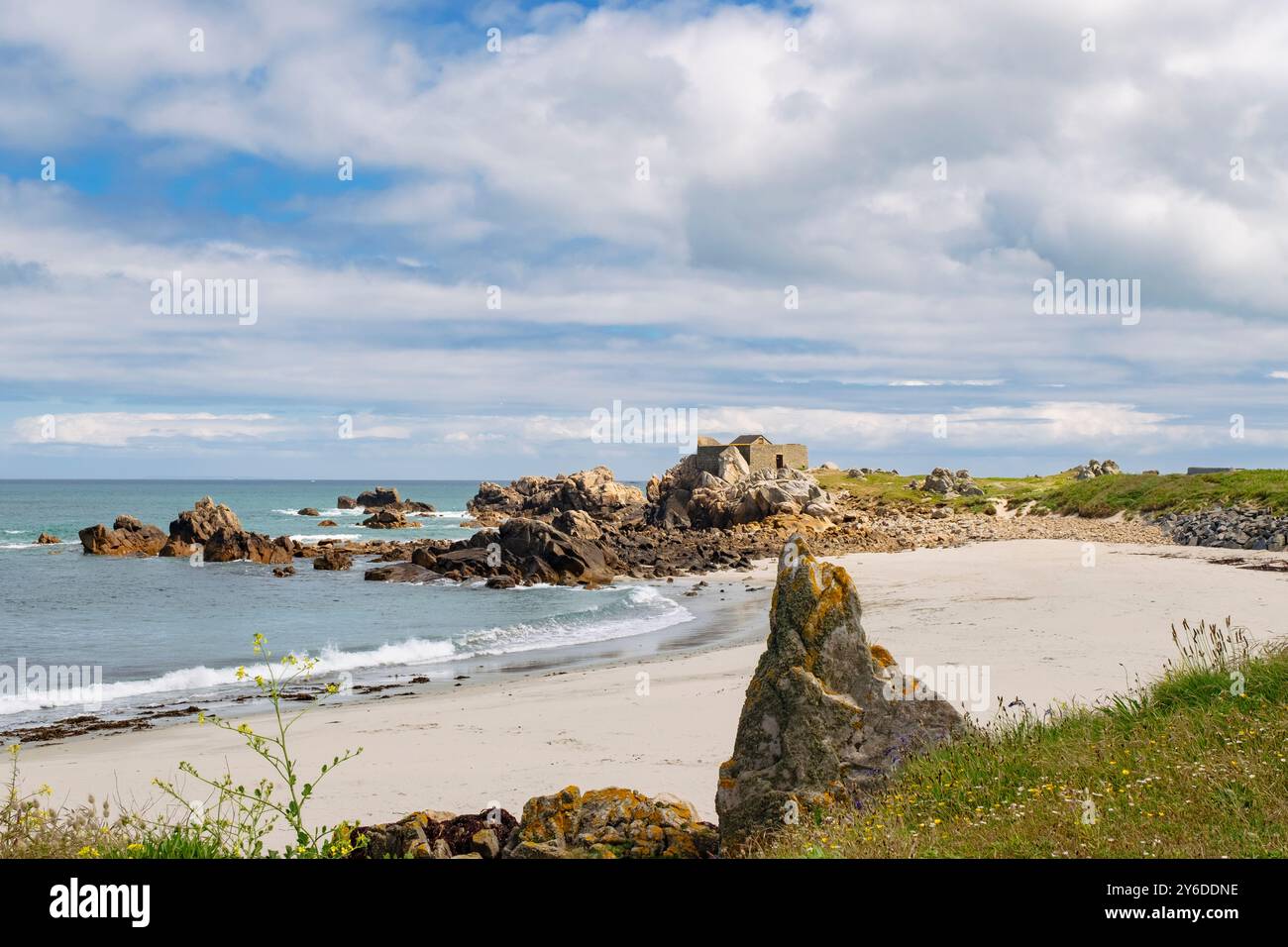 Blick über die Bucht und den Sandstrand zu den historischen Ruinen von Fort Pembroke. Chouet, Guernsey, Kanalinseln, Großbritannien Stockfoto