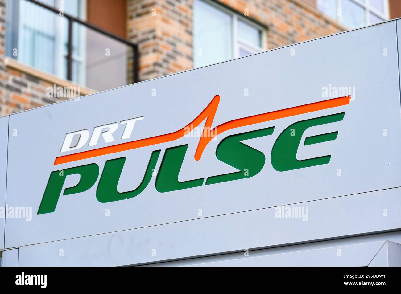 Pulse Logo an der Bushaltestelle von Durham Regional Transit oder DRT, Kanada Stockfoto