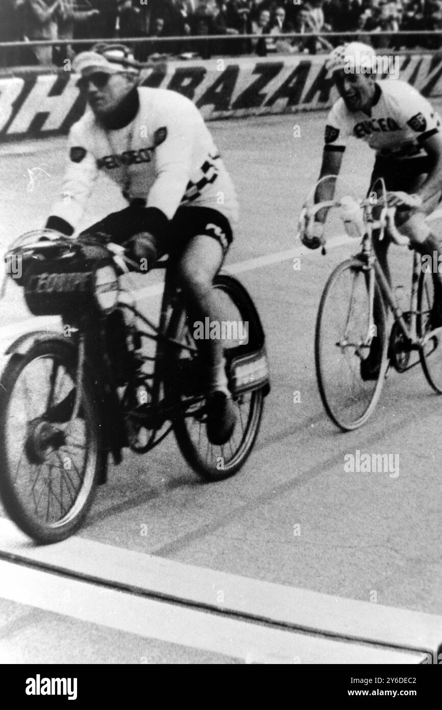 TOM SIMPSON GEWINNT RADMARATHON IN PARIS / ; 27. MAI 1963 Stockfoto