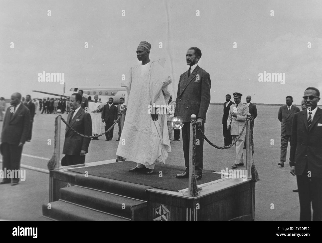 NIGERIANISCHER PREMIERMINISTER ABUBAKAR TAFAWA BALEWA MIT KAISER HAILE SELASSIE AUF DER AFRIKANISCHEN KONFERENZ IN ADDIS ABEBA, ÄTHIOPIEN / ; 24. MAI 1963 Stockfoto