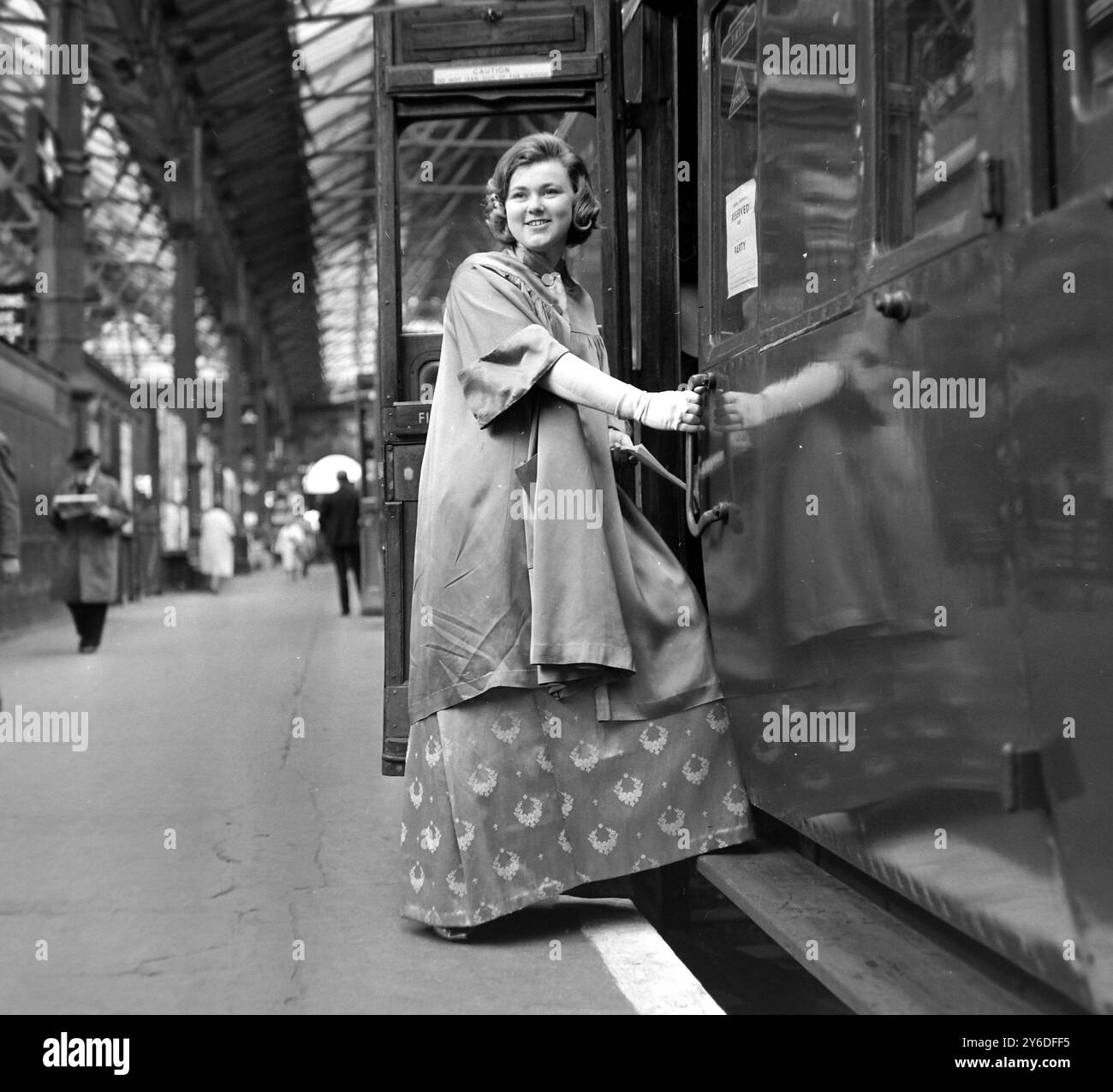 BETH ROBERTSON AM BAHNHOF VICTORIA IN LONDON; 22. MAI 1963 Stockfoto