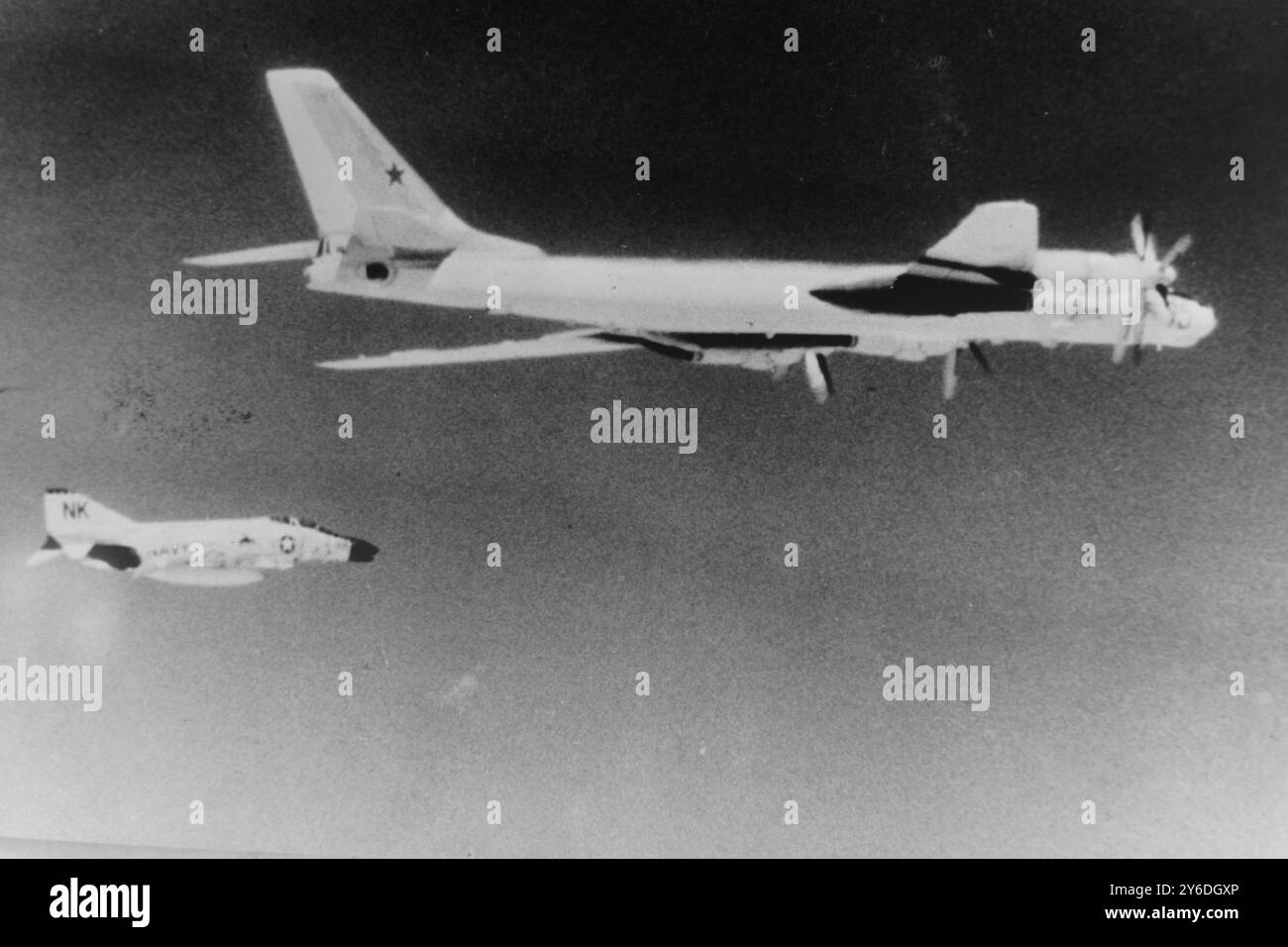 US Navy Jet Flugformation mit russischem TU-95 Bear Bomber , der sich auf einem Aufstiegsflug über US-Schiffe befand . 14. Mai 1963 Stockfoto