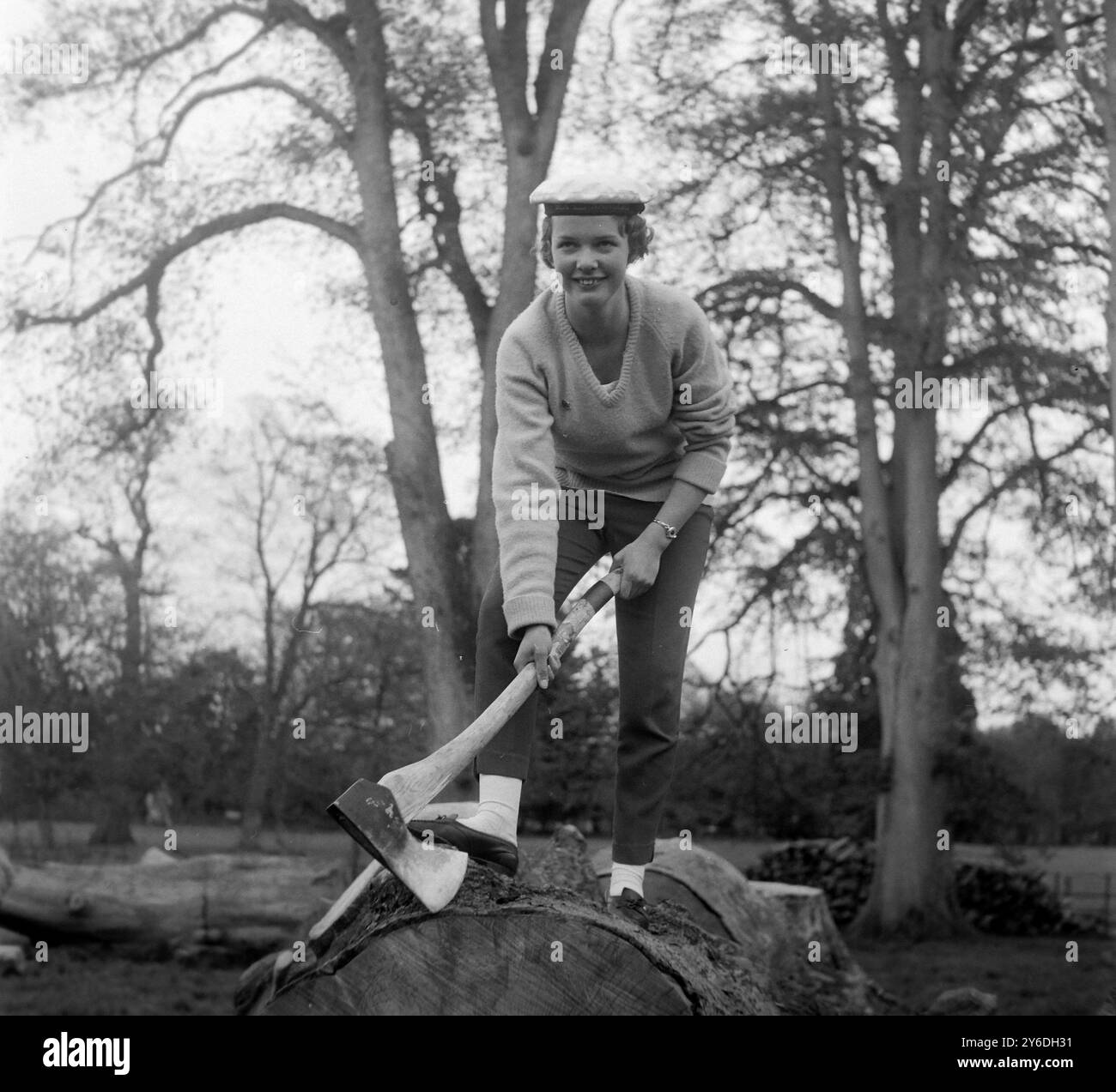 GILLIAN RIDGE BEIL AUF EINEM GEHÄLLTEN BAUM IN LYNDHURST; 12. MAI 1963 Stockfoto