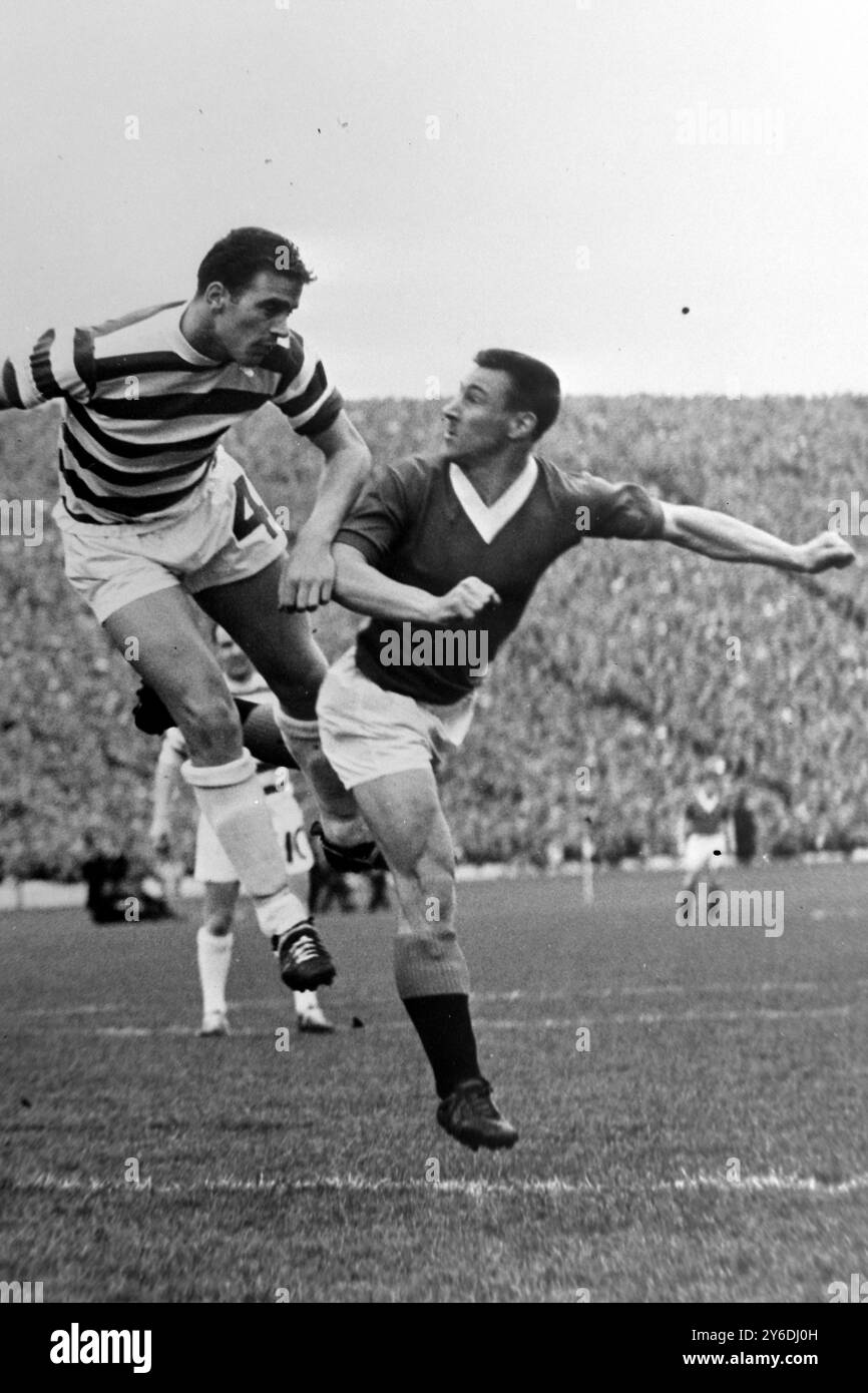 DIE FUSSBALLER MILLAR UND MCNAMEE BEIM SCHOTTISCHEN FINALE GLASGOW RANGERS VS CELTIC / ; 6. MAI 1963 Stockfoto