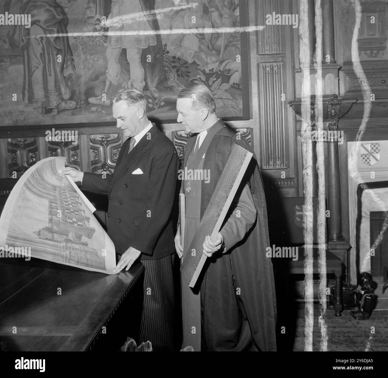 Einzigartiges Geschenk von Queensland der Generalvertreter für Queensland , Sir David Muir (links) und der Dekan von Westminster , der sehr Rev Eric Abbott , schauen sich heute eine Zeichnung der Stände des geplanten neu eingerichteten Kirchenheiligtums der Westminster Abbey an , bei einer einzigartigen Übergabezeremonie in der Abteikammer von Jerusalem . Sir David legte dem Dekan Proben von Seideneiche und Ahorn vor , die zwei von seiner Regierung zur Verfügung gestellten Kabinetthölzern aus Queensland entnommen wurden und für die Neueinrichtung des Heiligtums verwendet werden sollen . Der Dekan hält eine der Proben. Stockfoto