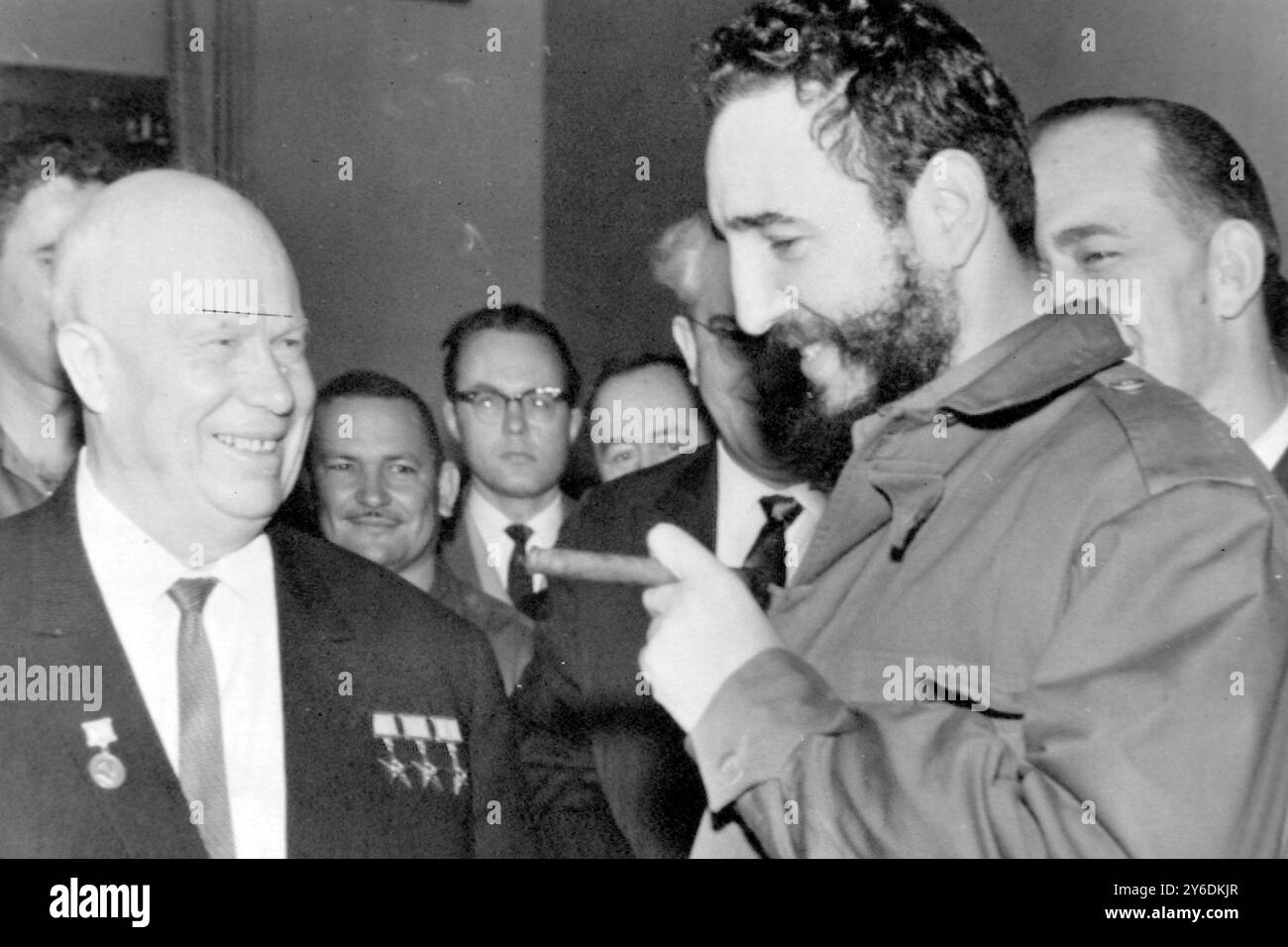 DER SOWJETISCHE PREMIERMINISTER NIKITA CHRUSCHTSCHOW UND DER KUBANISCHE FIDEL CASTRO RAUCHEN ZIGARREN IN MOSKAU / ; 29. APRIL 1963 Stockfoto