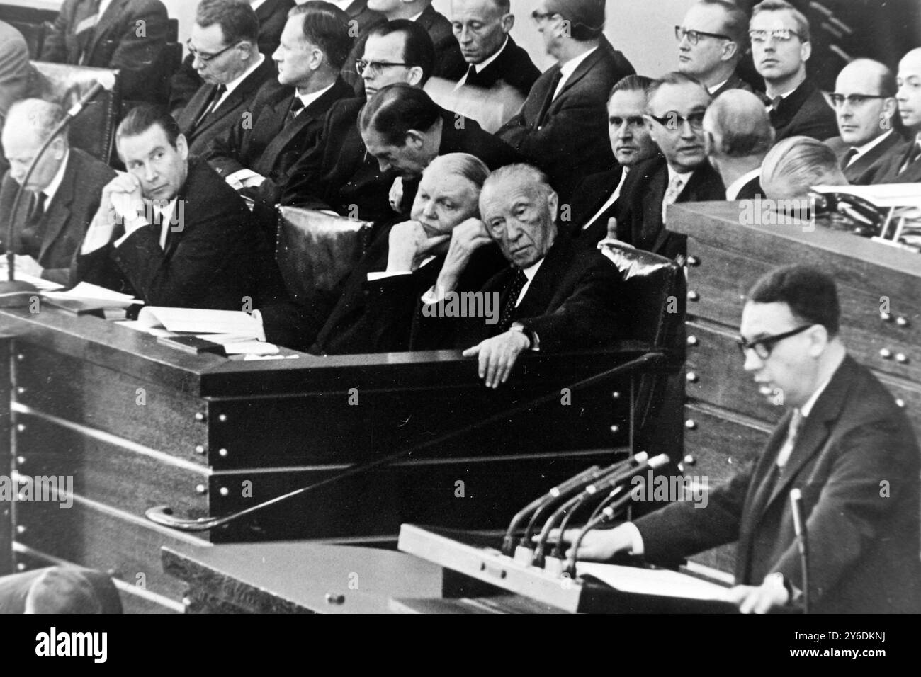 Bonn , Deutschland : Bundeskanzler Konrad Acdenauer (Mitte rechts ) und Wirtschaftsminister Ludwig Erhard (Mitte links) - der als Nachfolger Adenauers benannte Mann - sitzen bei der ersten Lesung des deutsch-französischen " freundschaftsvertrages " hier am 25 . April 1963 im Bundestag in der ersten Phase des Ratifizierungsprozesses zusammen . An zweiter Stelle links im Vordergrund steht Außenminister Gerhard Schroeder . Stockfoto