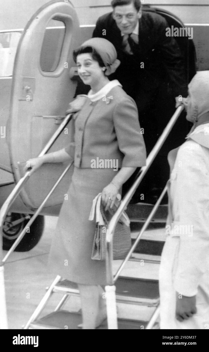 NACH DER HOCHZEIT KOMMEN PRINZESSIN ALEXANDRA UND ANGUS OGILVY IN SCHOTTLAND AN, UM IHRE FLITTERWOCHEN ZU VERBRINGEN; 25. APRIL 1963 Stockfoto