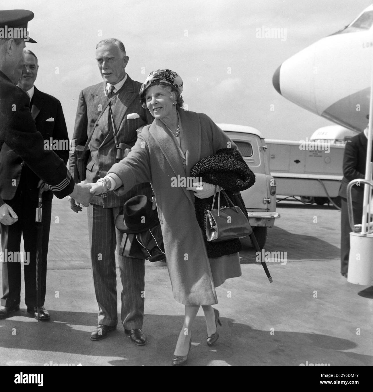 SIR ABEL SMITH H EHEFRAU KOMMT ZU PRINZESSIN ALEXANDRA HOCHZEIT IN LONDON / ; 19. APRIL 1963 Stockfoto