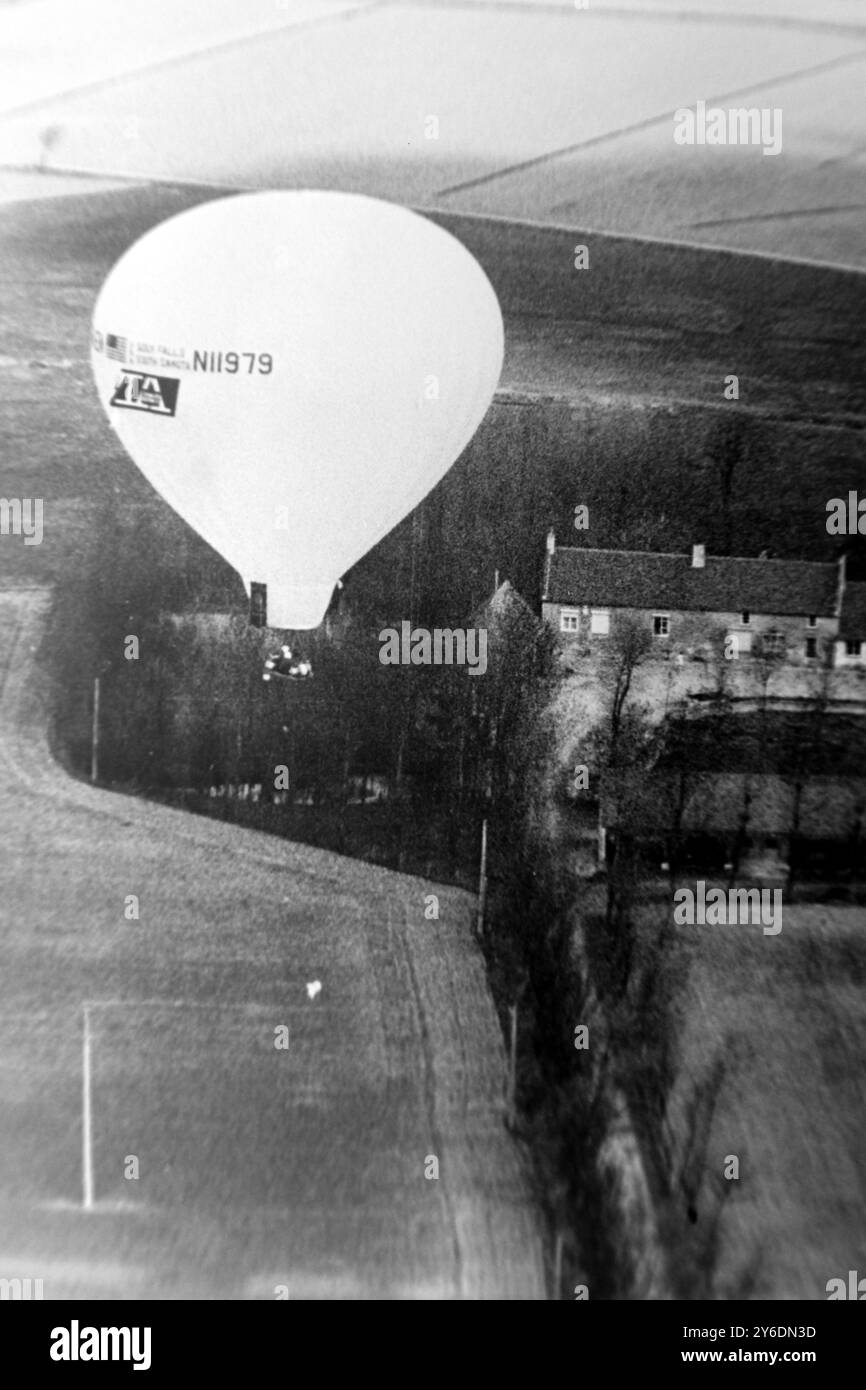 ED YOST UND DOM PICCARD - BALLONFLUG ÜBER KANAL ERFOLGREICH IN GRAVELINES IN FRANKREICH; 15. APRIL 1963 Stockfoto